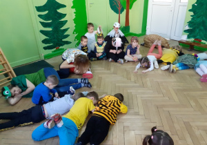 Dzieci podczas zabawy "Zwierzatka budzą się ze snu"